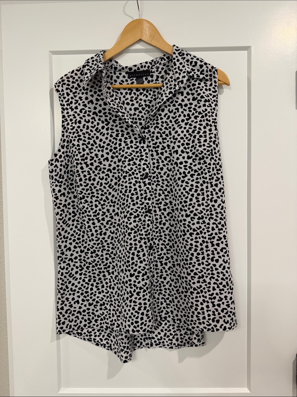 attention Black and White Sleeveless Collared Camisole
